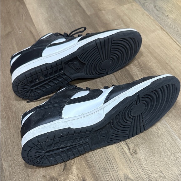Nike Men's Classic Black and White Sneakers - Picture 8 of 14